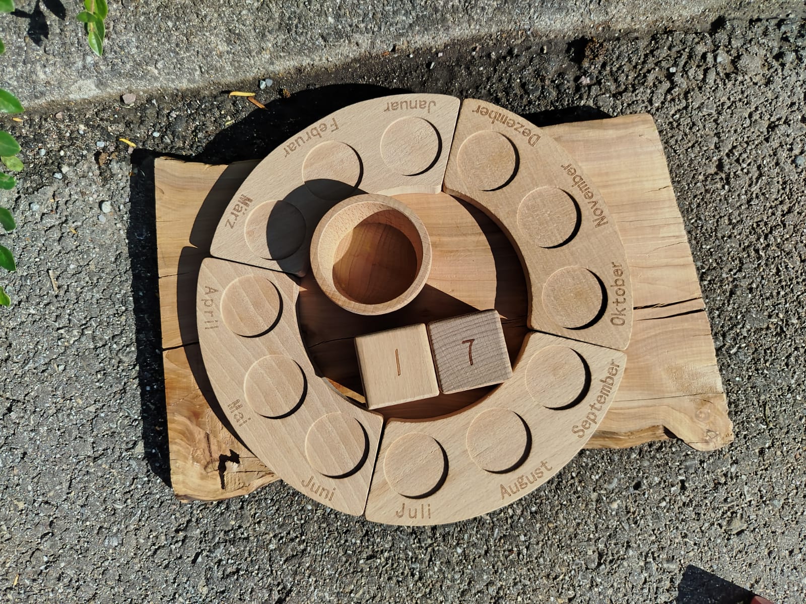 Jahreskalender aus Holz mit bunten Figuren