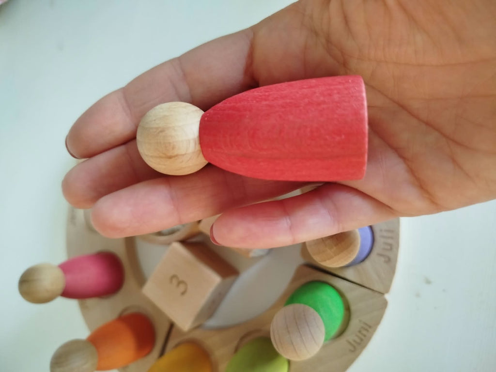 Jahreskalender aus Holz mit bunten Figuren