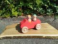 Rotes Holzauto-mit 2 Figuren