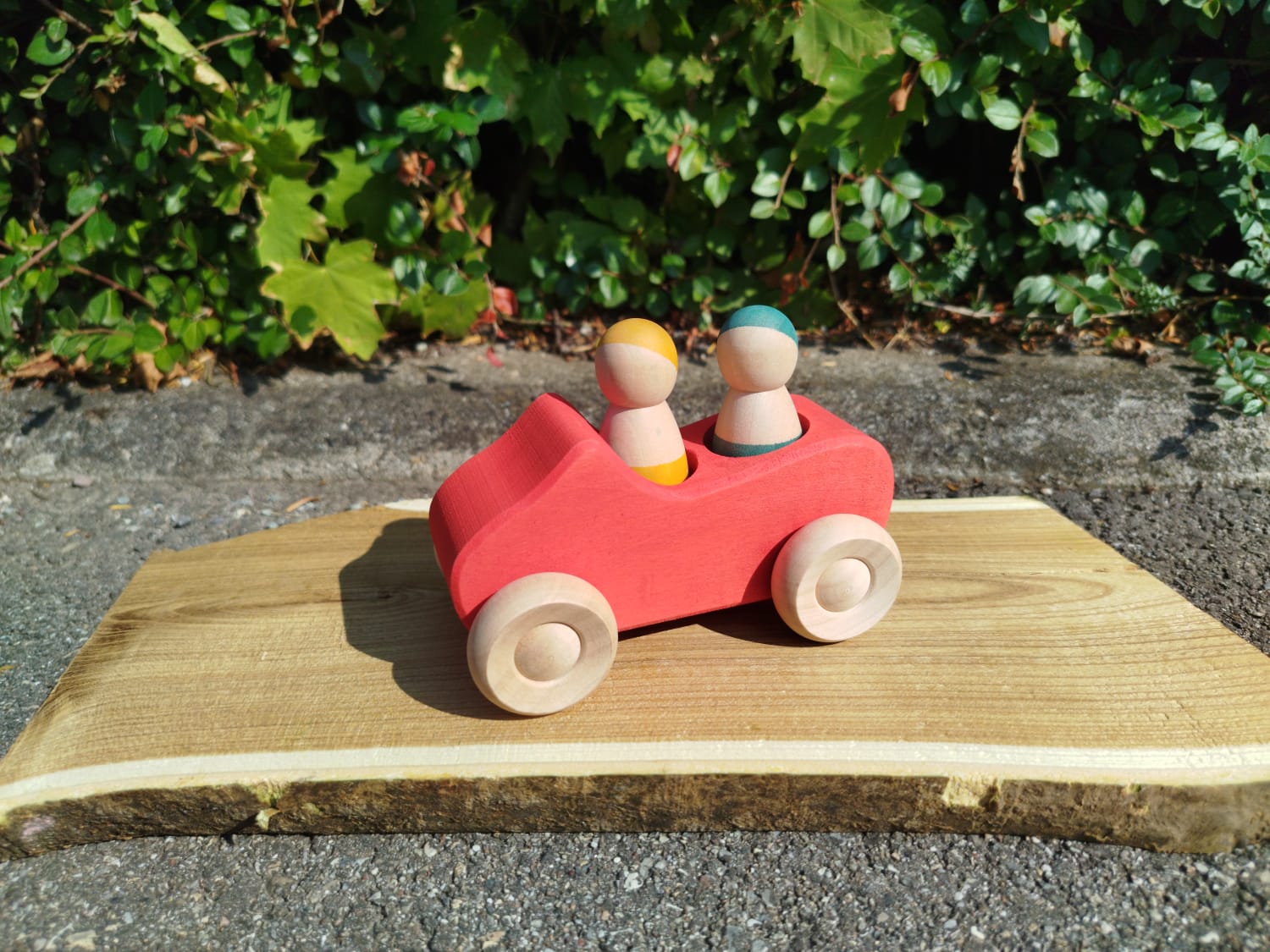 Rotes Holzauto-mit 2 Figuren