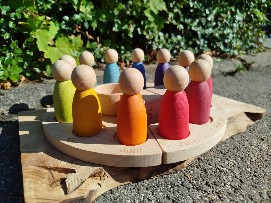 Jahreskalender aus Holz mit bunten Figuren
