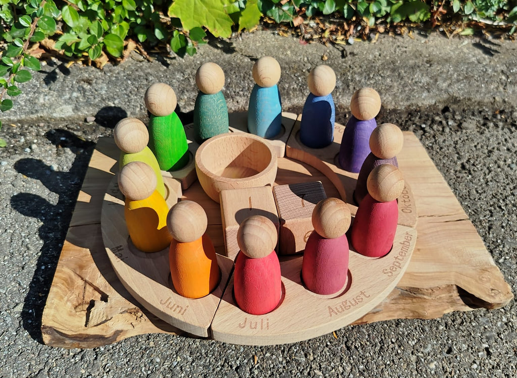 Jahreskalender aus Holz mit bunten Figuren