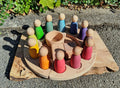 Jahreskalender aus Holz mit bunten Figuren